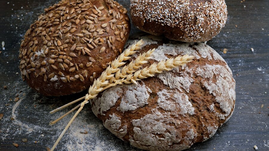 Loaves of freshly baked bread (© Wesual Click on Unsplash)