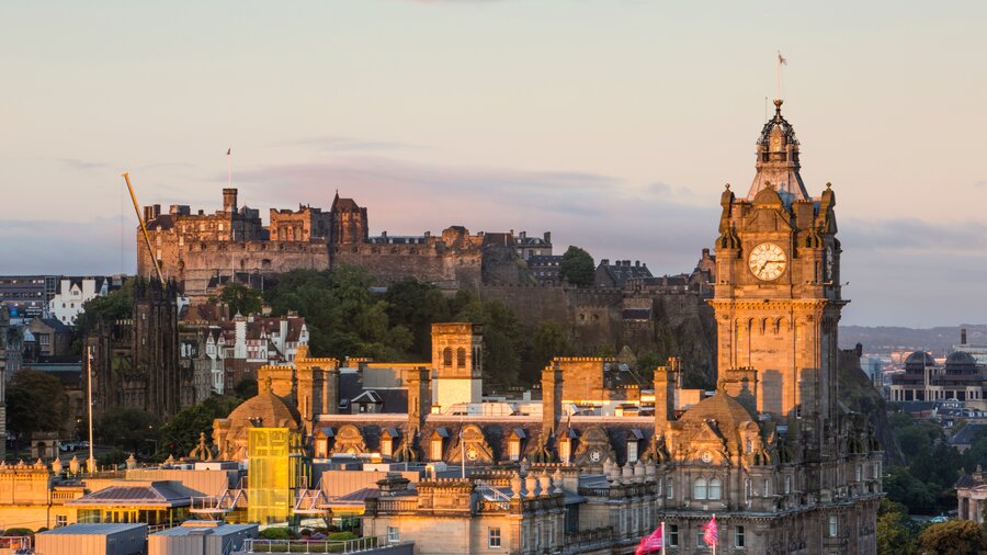 Plan a day trip to Edinburgh