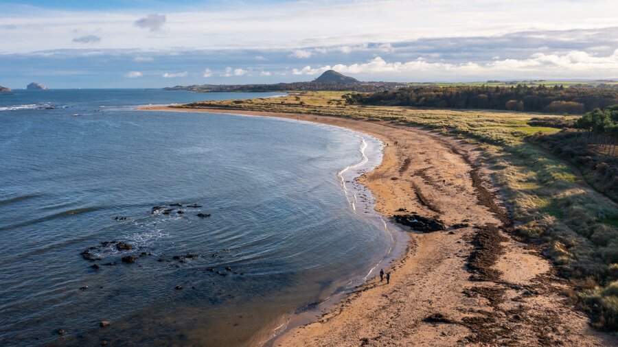 Yellowcraig beach, North Berwick - A long expanse of beach with orange sands. (© Visit Scotland)